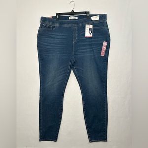 NWT Signature by Levi Strauss Women’s Pull On Skinny Jeans Contouring Size 28